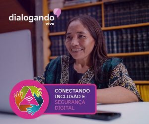 mulher indígena manipulando em laptop dentro de uma biblioteca